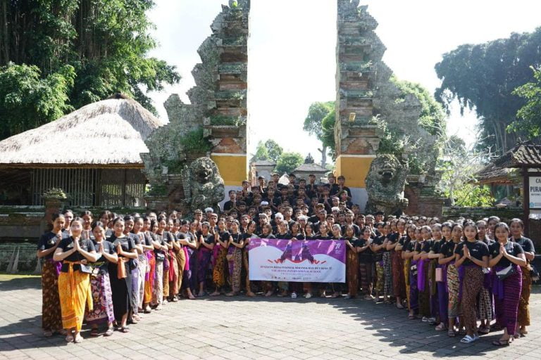 Kegiatan Bakti Sosial di pura Samuan Tiga