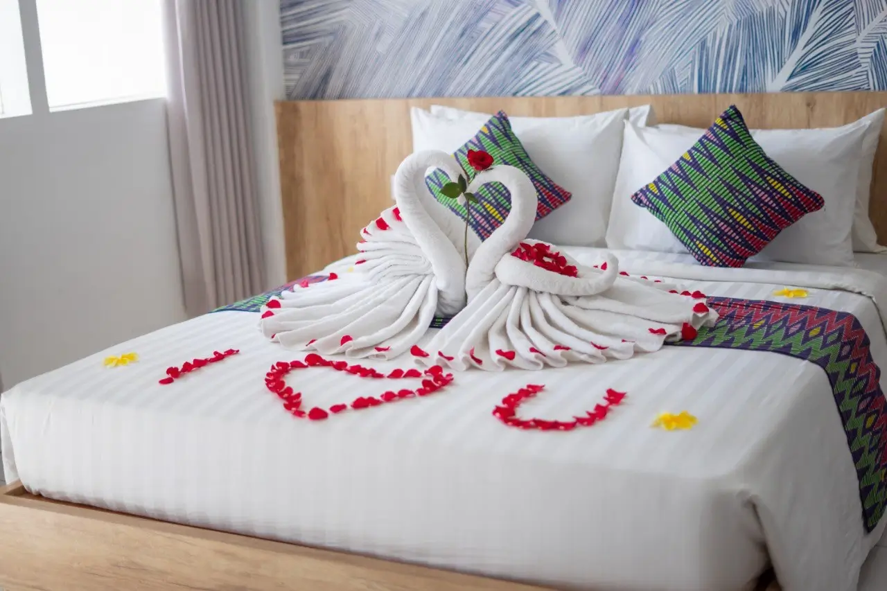 Hasil praktik housekeeping berupa penataan kamar hotel dan towel art oleh HIS Students