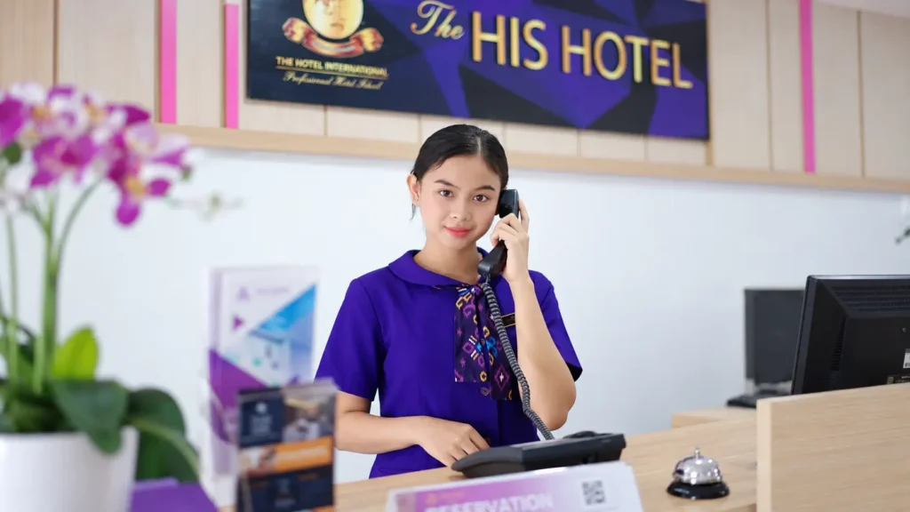 HIS Student melakukan praktik Front Office dan pelayanan tamu di HIS Hotel